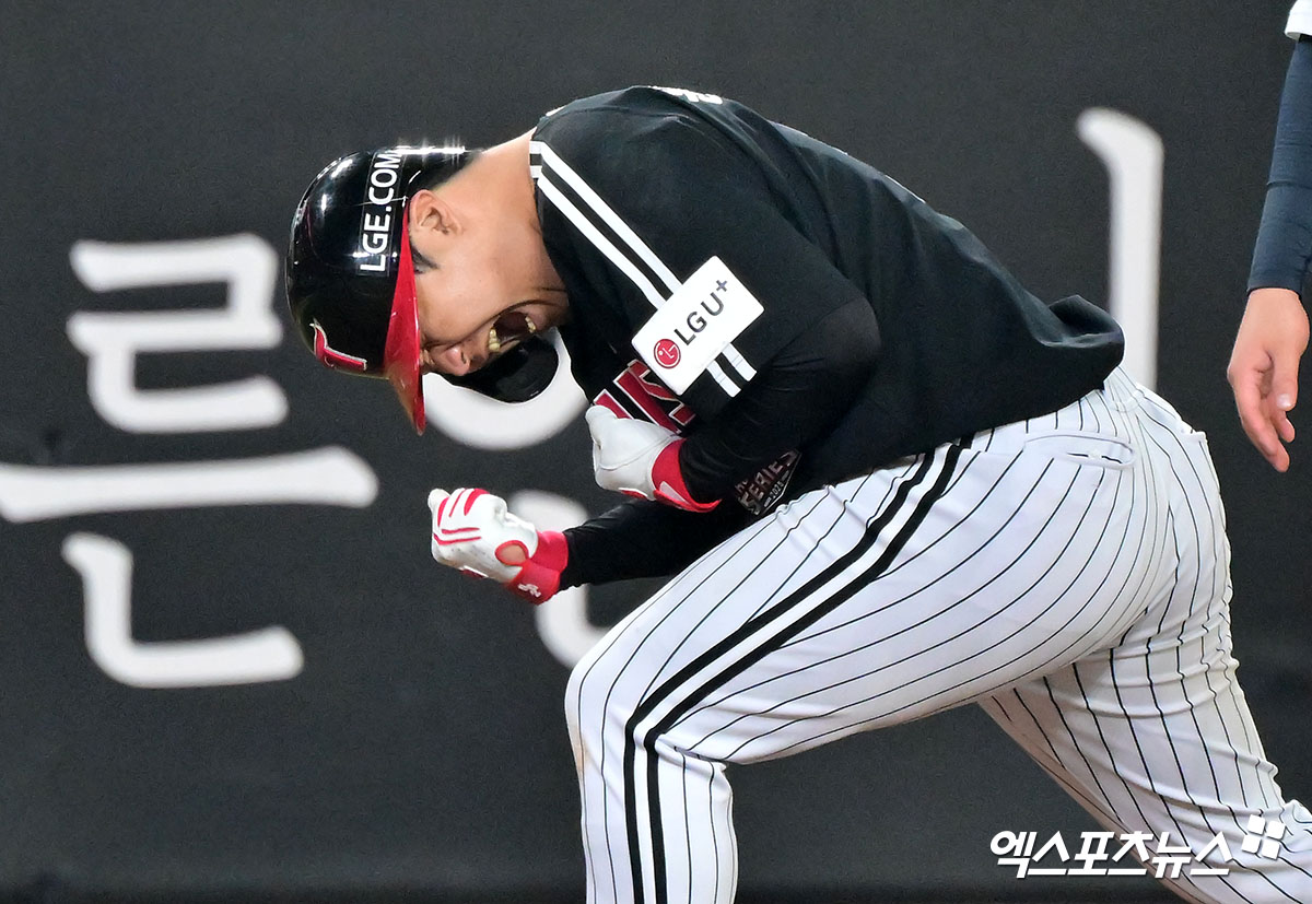 30일 오후 대전 한화생명 볼파크에서 열린 '2025 신한 SOL Bank KBO 한국시리즈' LG 트윈스와 한화 이글스의 4차전 경기, 9회초 2사 1루 LG 문보경이 2루타를 날린 후 3루까지 진루에 성공하며 기뻐하고 있다. 대전, 김한준 기자