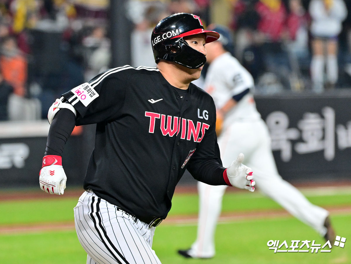 30일 오후 대전 한화생명 볼파크에서 열린 '2025 신한 SOL Bank KBO 한국시리즈' LG 트윈스와 한화 이글스의 4차전 경기, 9회초 2사 1루 LG 문보경이 2루타를 날리고 있다. 대전, 김한준 기자