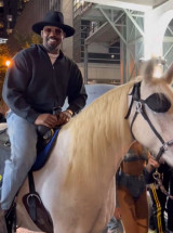 '시력 잃은' 아스피날 또 저격!…'도망자' 존 존스, 안대 쓴 말 타고 등장→'선 넘은 조롱' 논란