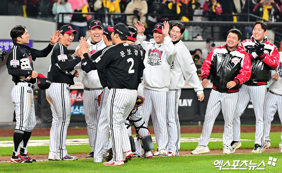 30일 오후 대전 한화생명 볼파크에서 열린 '2025 신한 SOL Bank KBO 한국시리즈' LG 트윈스와 한화 이글스의 4차전 경기, 9회에만 6점을 뽑아낸 LG가 한화에 7:4 역전승을 거두며 통합우승에 단 1승만을 남겨뒀다. 이날 경기에서 승리한 LG 선수들이 기뻐하고 있다. 대전, 김한준 기자