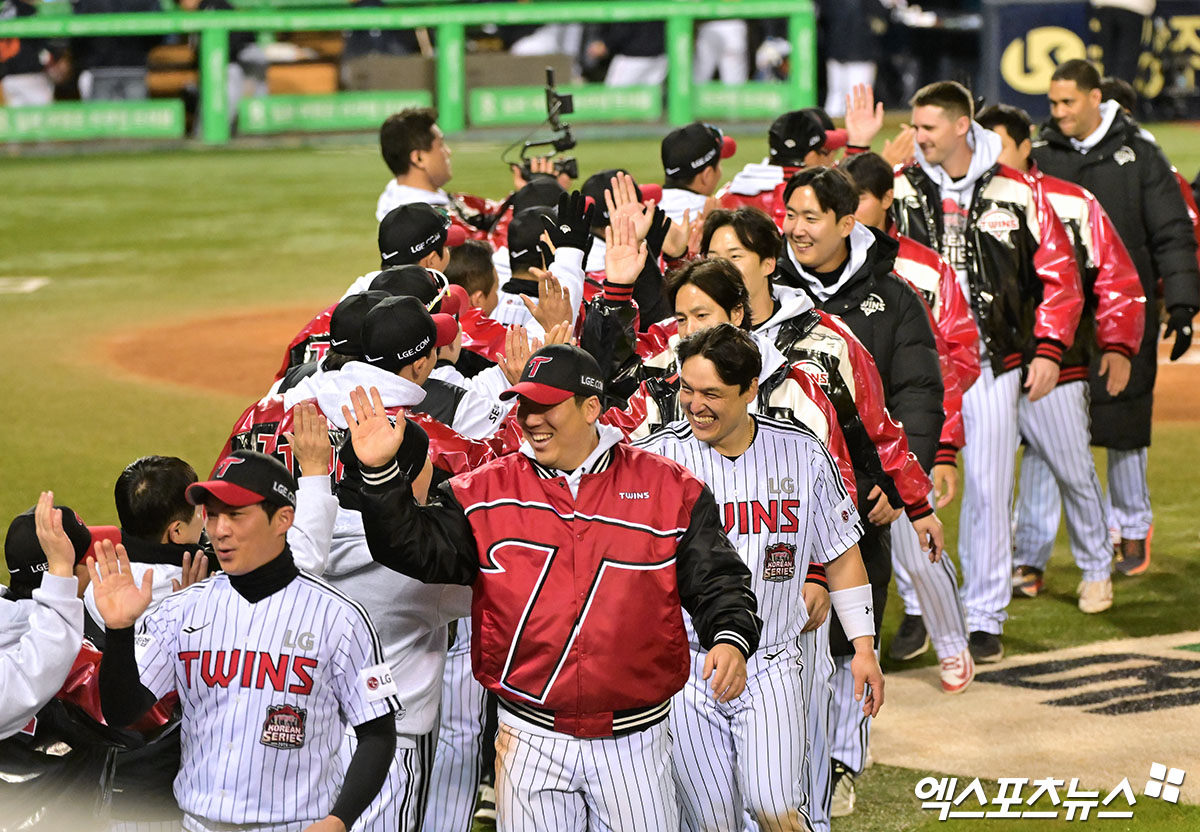염경엽 감독이 이끄는 LG는 30일 대전 한화생명 볼파크에서 열린 2025 신한 SOL Bank KBO리그 포스트시즌 한화와의 한국시리즈 4차전에서 7-4 역전승을 거두고 시리즈 전적 3승1패를 만들었다. 이제 1승만 추가하면 그대로 한국시리즈를 끝내고 통합우승을 트로피를 들어올린다. 담 증세로 선발 등판이 밀렸던 요니 치리노스는 몸 상태에 대한 우려에도 불구하고 6이닝 4피안타 3사사구 5탈삼진 1실점 퀄리티스타트를 달성하며 제 몫을 했다. 이어 장현식과 박명근, 이정용이 등판, 전날 패전투수였던 마무리 유영찬이 이날은 기분 좋은 세이브를 챙겼다. 대전, 김한준 기자