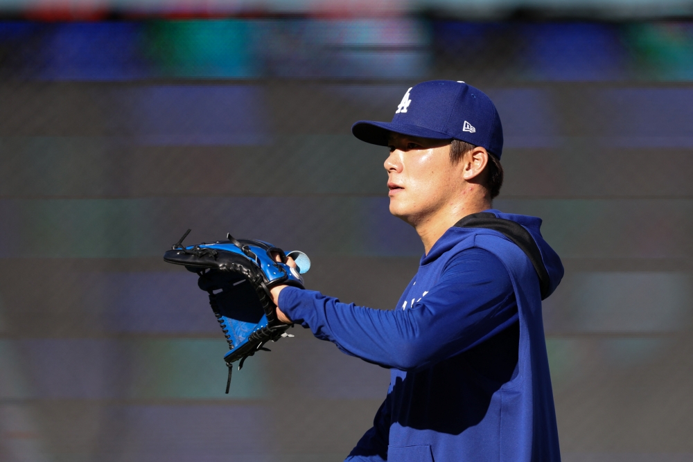 LA 다저스 야마모토 요시노부가 11월 1일(한국시간) 캐나다 온타리오주 토론토의 로저스센터에서 열리는 2025 미국 메이저리그(MLB) 포스트시즌 토론토 블루제이스와의 월드시리즈(WS) 6차전에 선발 등판한다. 야마모토는 직전 등판이었던 WS 2차전에서 9이닝 4피안타 8탈삼진 1실점으로 호투를 펼쳐 포스트시즌 2경기 연속 완투승을 거뒀다. Imagn Images 연합뉴스