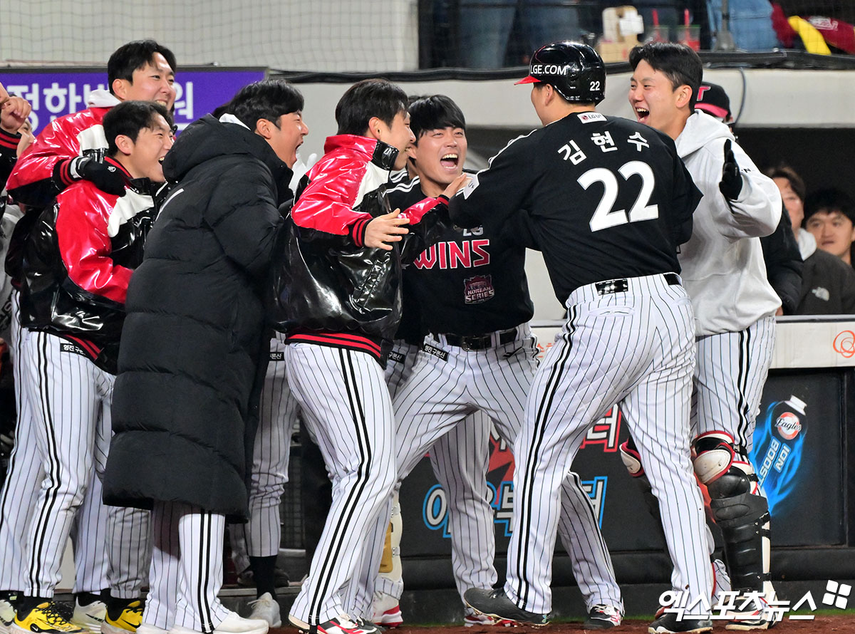 30일 오후 대전 한화생명 볼파크에서 열린 '2025 신한 SOL Bank KBO 한국시리즈' LG 트윈스와 한화 이글스의 4차전 경기, 9회초 2사 2,3루 LG 김현수가 2타점 적시타를 날린 후 교체되고 있다. 대전, 김한준 기자