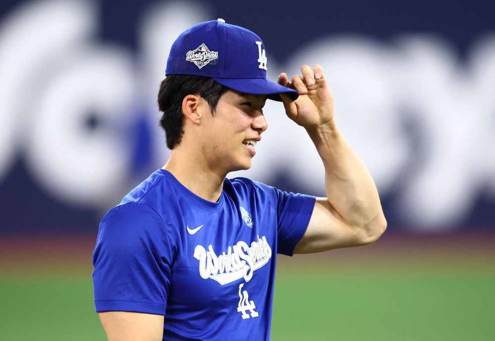 LA 다저스가 벼랑 끝에 몰린 가운데, 김혜성과 데이브 로버츠 감독이 팀 분위기를 밝게 만들었다. 다저스는 시리즈 전적 2승3패로 토론토 블루제이스를 6~7차전에서 모두 잡아야 WS 2연패를 달성할 수 있다. 빅리그 현역 시절 263도루를 기록한 로버츠 감독은 31일 캐나타 토론토에서 열린 훈련 도중 분위기 바꾸는 차원에서 김혜성에게 달리기 대결을 제안했다. 로버츠 감독이 넘어지면서 5m 뒤에서 출발한 김혜성이 이겼다. 월드시리즈에서 단 1초도 뛰지 못하고 있는 김혜성이 깜짝 등장한 순간이었다. 연합뉴스