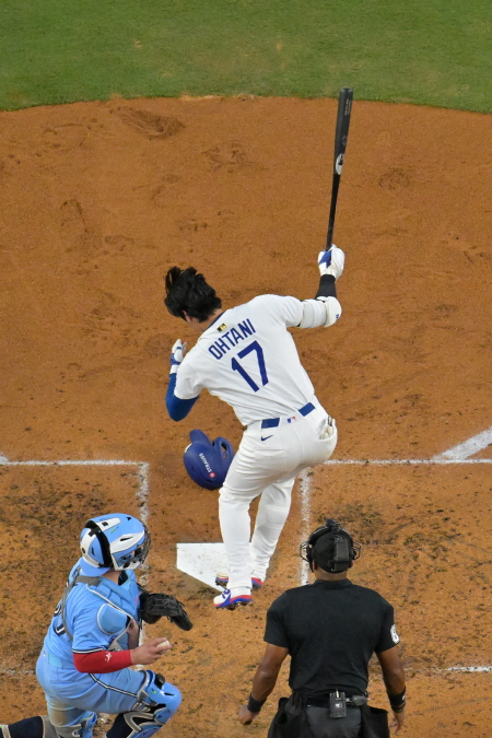 LA 다저스가 월드시리즈 2승3패로 밀려 벼랑 끝에 몰린 가운데 오타니 쇼헤이의 불펜 활용도 검토하고 있다. 데이브 로버츠 다저스 감독은 31일 캐나다 온타리오주 토론토의 로저스센터에서 열린 기자회견에서 '모든 가능성을 고려하고 있다. 우선 6차전에서 이기는 게 최우선'이라며 '이길 수 있다면 무엇이든 할 것이다. 최선의 결과를 낼 수 있도록 준비할 것'이라고 밝혔다. 오타니의 6차전 구원 등판 여부에 대해서도 '탈락이 걸린 상황이기 때문에 그런 기용에 대해서도 당연히 논의해야 한다'고 설명했다. 연합뉴스