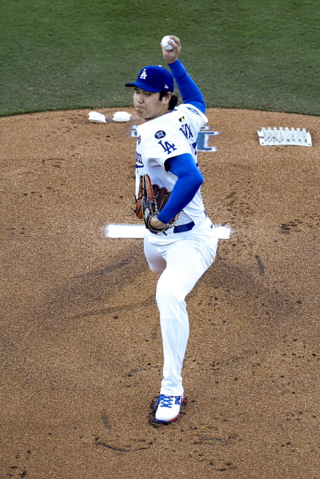 LA 다저스가 월드시리즈 2승3패로 밀려 벼랑 끝에 몰린 가운데 오타니 쇼헤이의 불펜 활용도 검토하고 있다. 데이브 로버츠 다저스 감독은 31일 캐나다 온타리오주 토론토의 로저스센터에서 열린 기자회견에서 '모든 가능성을 고려하고 있다. 우선 6차전에서 이기는 게 최우선'이라며 '이길 수 있다면 무엇이든 할 것이다. 최선의 결과를 낼 수 있도록 준비할 것'이라고 밝혔다. 오타니의 6차전 구원 등판 여부에 대해서도 '탈락이 걸린 상황이기 때문에 그런 기용에 대해서도 당연히 논의해야 한다'고 설명했다. 연합뉴스