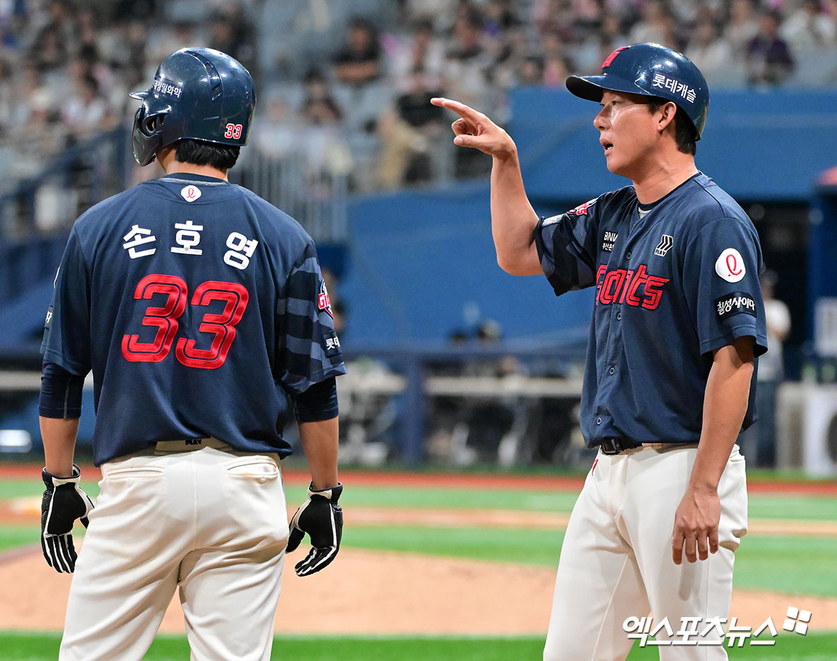 24일 오후 서울 구로구 고척스카이돔에서 열린 '2025 신한 SOL Bank KBO리그' 롯데 자이언츠와 키움 히어로즈의 경기, 5회초 무사 2루 롯데 손호영이 한태양의 2루타때 3루까지만 진루한 후 고영민 코치와 대화를 나누고 있다. 엑스포츠뉴스 DB