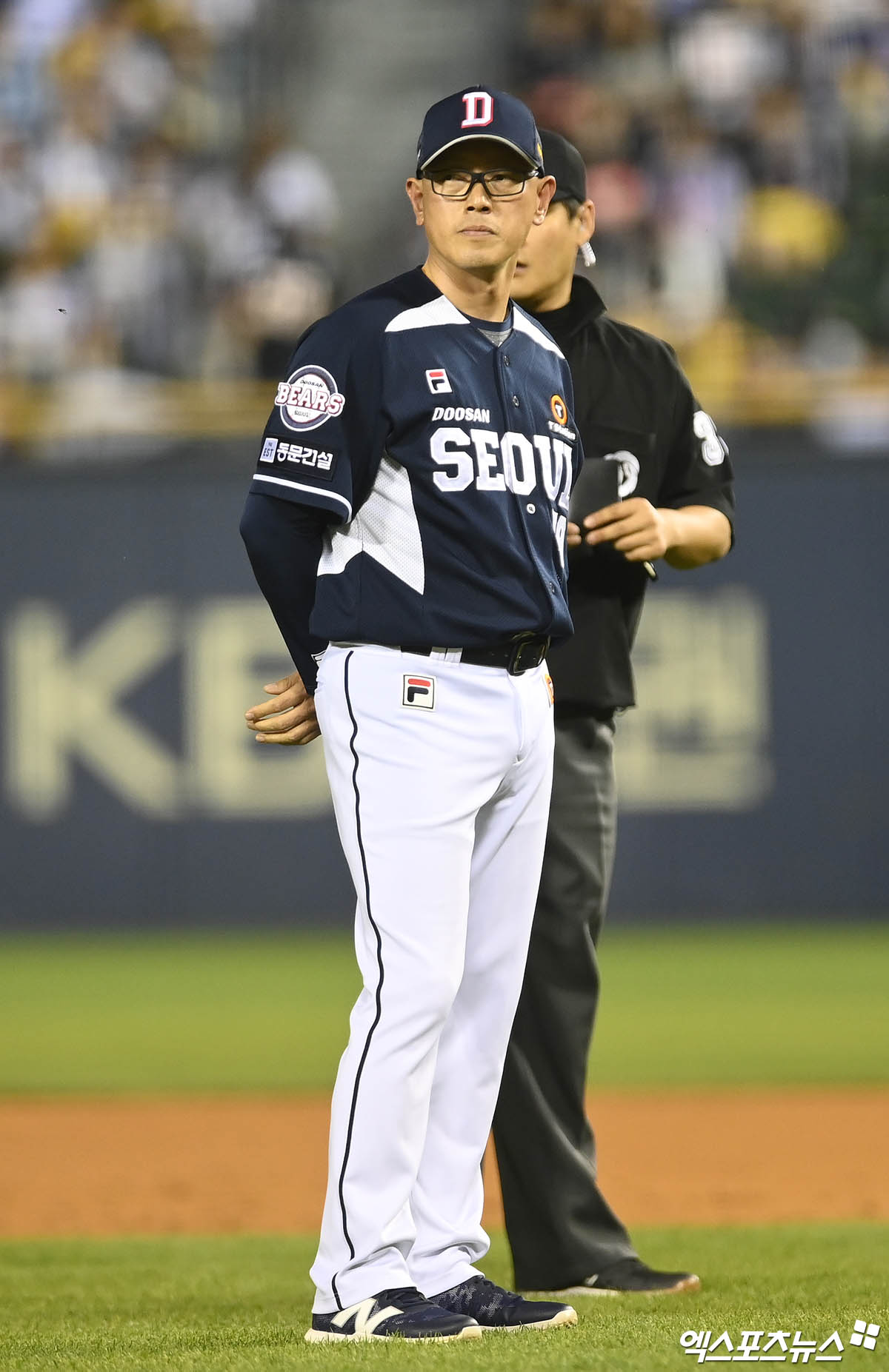 3일 오후 서울 송파구 잠실야구장에서 열린 '2024 신한 SOL Bank KBO리그' 두산 베어스와 LG 트윈스의 경기, 4회말 무사 1루 두산 박정배 투수코치가 교체되어 등판한 박치국의 연습 투구를 지켜보고 있다. 엑스포츠뉴스 DB