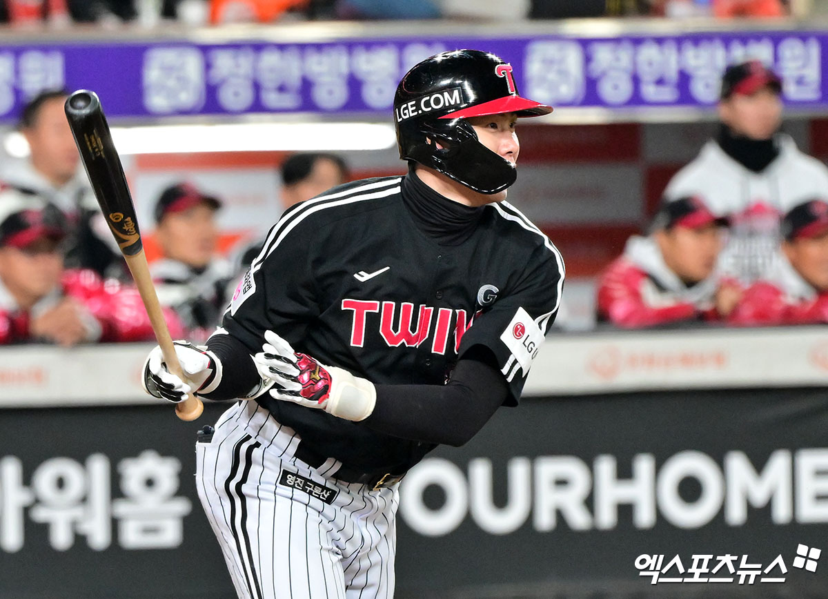 30일 오후 대전 한화생명 볼파크에서 열린 '2025 신한 SOL Bank KBO 한국시리즈' LG 트윈스와 한화 이글스의 4차전 경기, 9회초 1사 1루 LG 홍창기가 우전안타를 날리고 있다. 대전, 김한준 기자