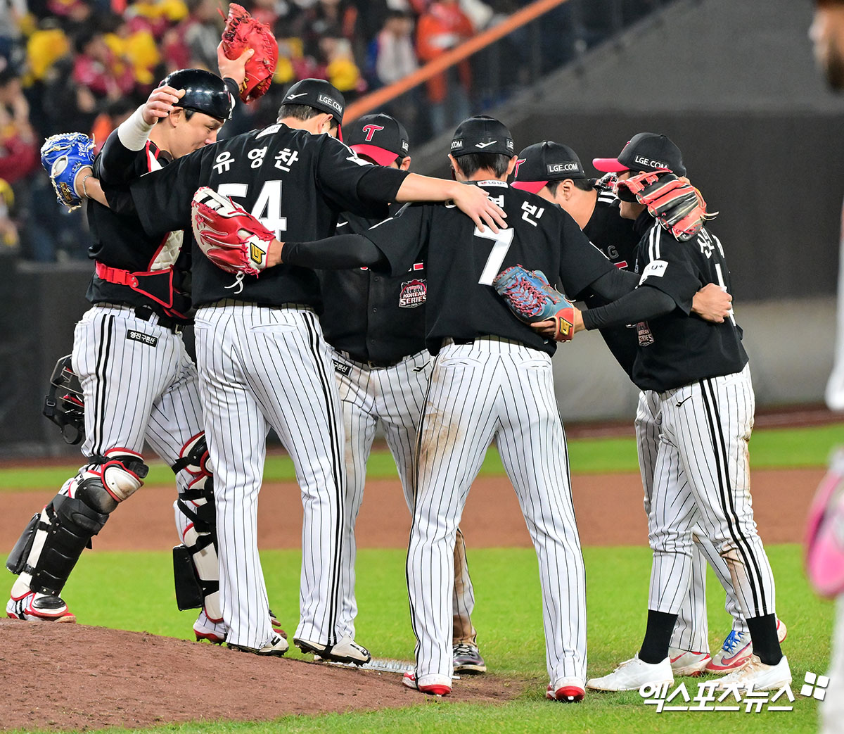 30일 오후 대전 한화생명 볼파크에서 열린 '2025 신한 SOL Bank KBO 한국시리즈' LG 트윈스와 한화 이글스의 4차전 경기, 9회에만 6점을 뽑아낸 LG가 한화에 7:4 역전승을 거두며 통합우승에 단 1승만을 남겨뒀다. 이날 경기에서 승리한 LG 선수들이 기뻐하고 있다. 대전, 김한준 기자