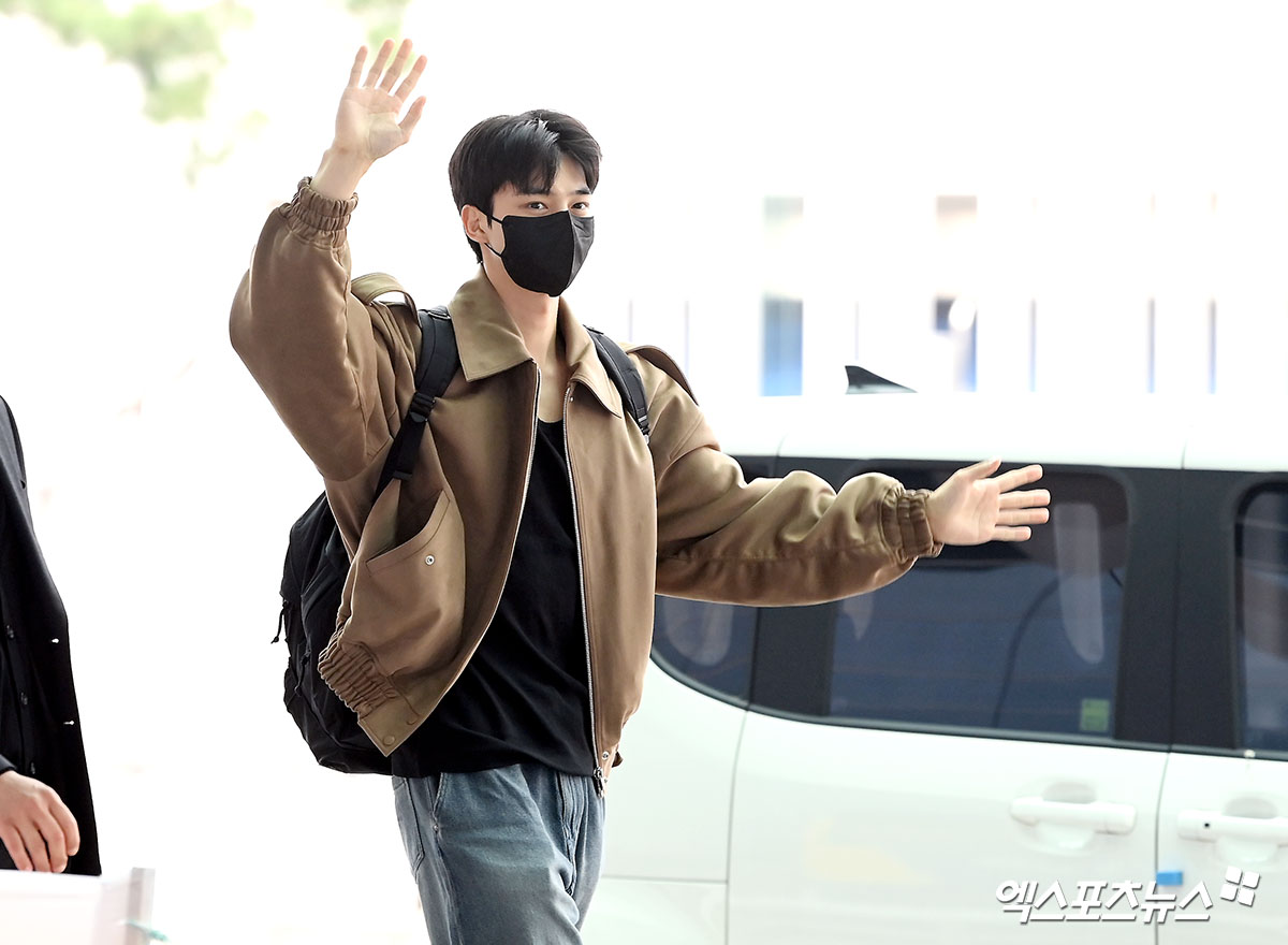 송강 '양팔벌려 팬들에게 전역 신고'