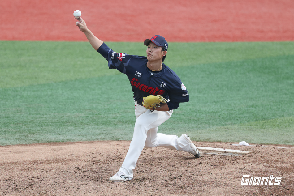 롯데 자이언츠 우완 현도훈이 31일 울산 문수야구장에서 열린 2025 울산-KBO Fall League(가을리그) 준결승에서 호주 멜버른을 상대로 5⅔이닝 무실점으로 호투했다. 사진 롯데 자이언츠