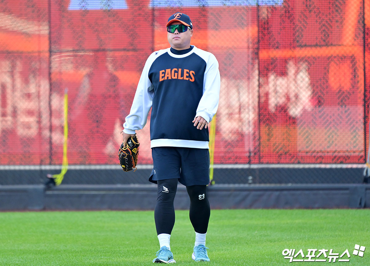 29일 오후 대전 한화생명 볼파크에서 열리는 '2025 신한 SOL Bank KBO 한국시리즈' LG 트윈스와 한화 이글스의 3차전 경기, 한화 류현진이 훈련을 위해 그라운드로 나가고 있다. 대전, 김한준 기자