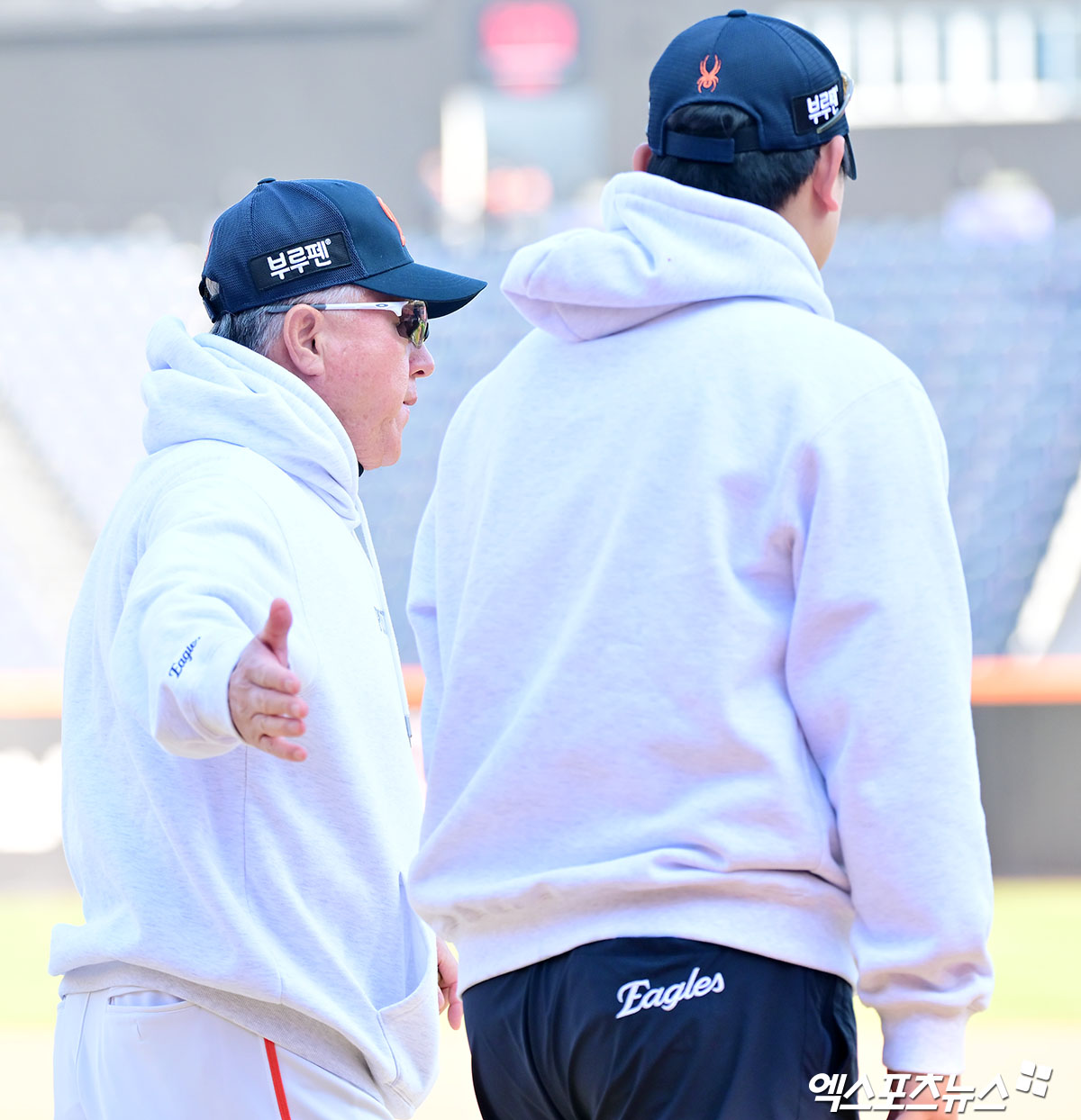 31일 오후 대전 한화생명 볼파크에서 열리는 '2025 신한 SOL Bank KBO 한국시리즈' LG 트윈스와 한화 이글스의 5차전 경기, 한화 김경문 감독이 김서현과 대화를 나누고 있다. 한화는 전날 김서현이 9회 맞은 투런포가 빌미가 되면서 역전패를 당하고 한국시리즈 전적 1승 3패를 기록했다. 대전, 김한준 기자