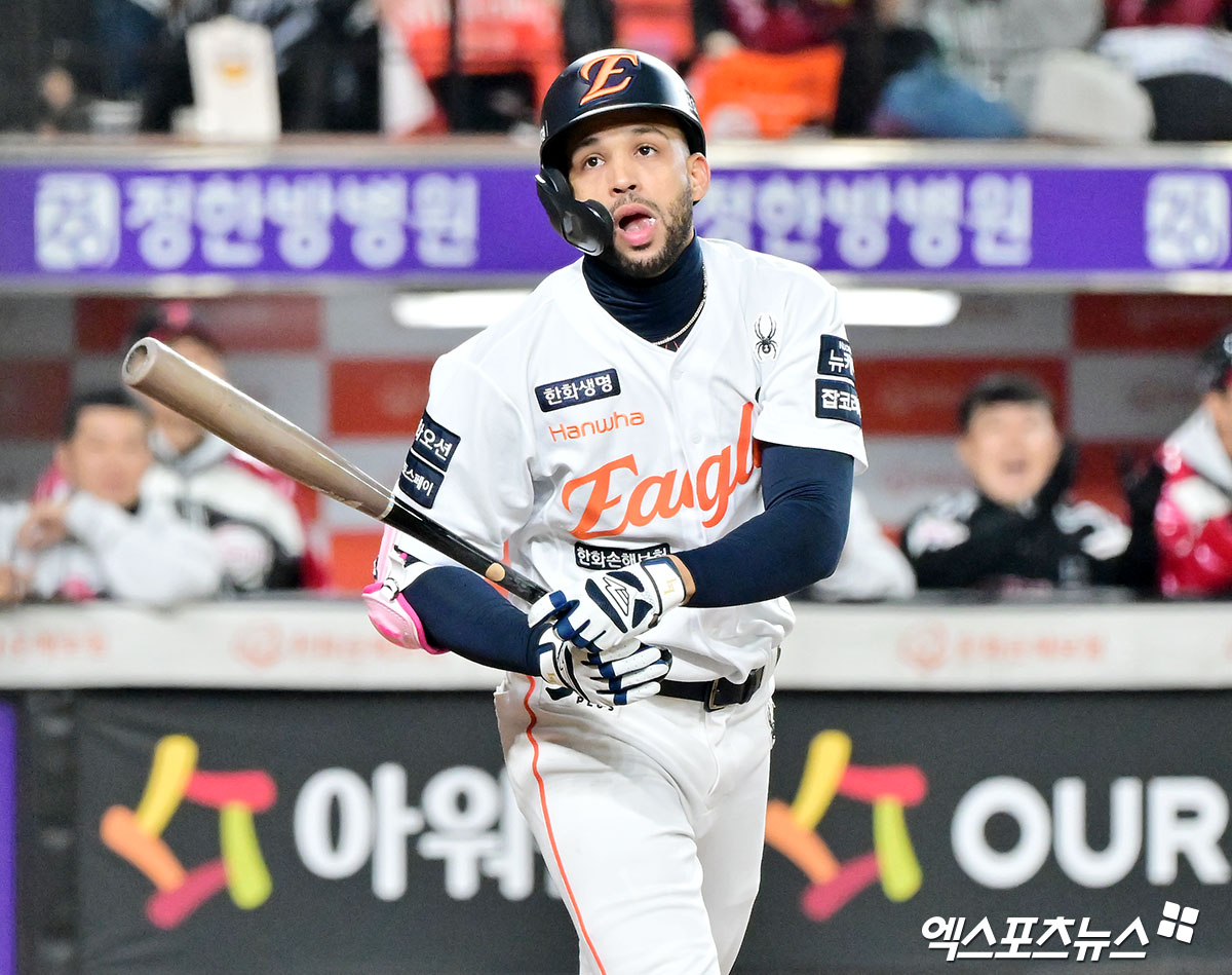 30일 오후 대전 한화생명 볼파크에서 열린 '2025 신한 SOL Bank KBO 한국시리즈' LG 트윈스와 한화 이글스의 4차전 경기, 7회말 1사 2,3루 한화 리베라토가 헛스윙 삼진을 당하고 있다. 대전, 김한준 기자