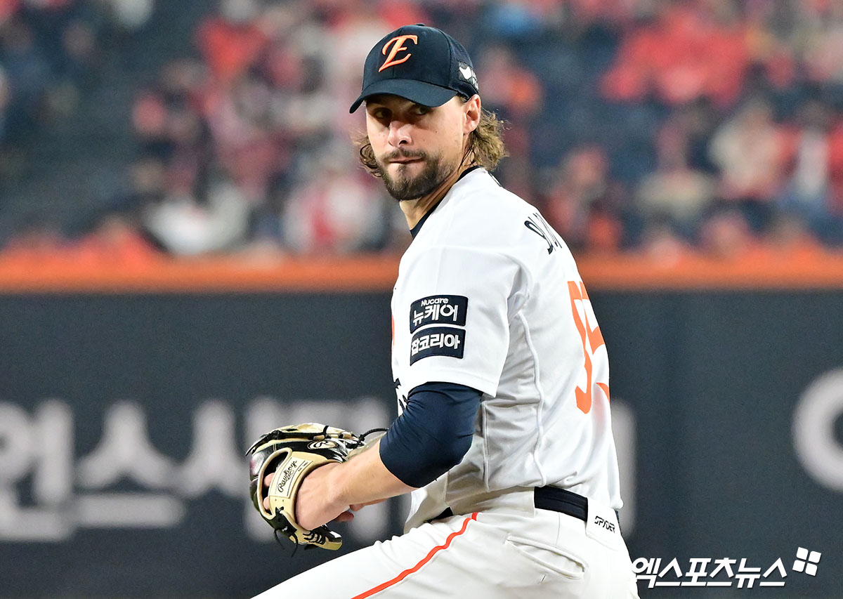 30일 오후 대전 한화생명 볼파크에서 열린 '2025 신한 SOL Bank KBO 한국시리즈' LG 트윈스와 한화 이글스의 4차전 경기, 1회초 한화 선발투수 와이스가 공을 힘차게 던지고 있다. 엑스포츠뉴스DB
