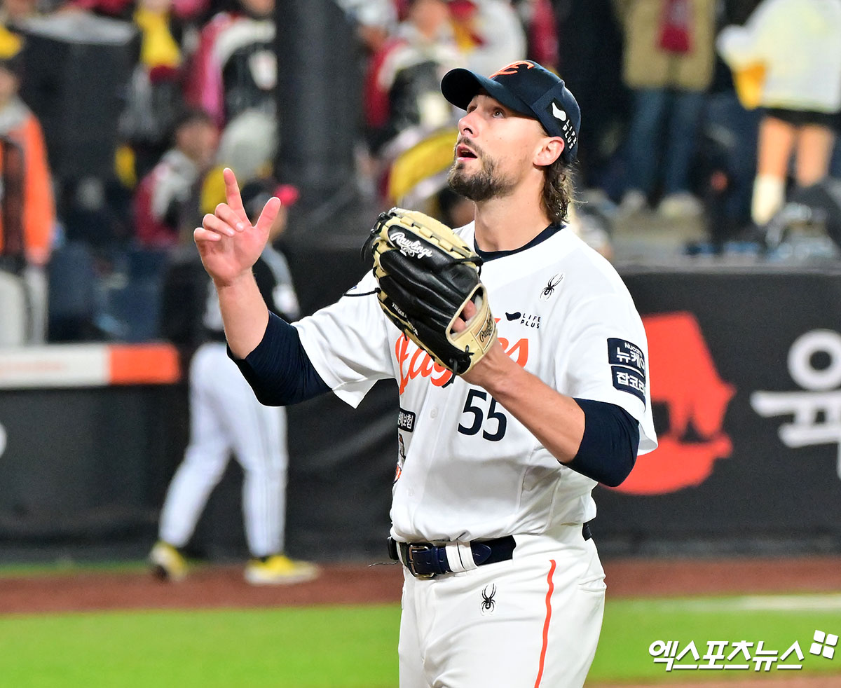 30일 오후 대전 한화생명 볼파크에서 열린 '2025 신한 SOL Bank KBO 한국시리즈' LG 트윈스와 한화 이글스의 4차전 경기, 8회초 2사 2루 한화 와이스가 마운드를 내려가고 있다. 엑스포츠뉴스DB