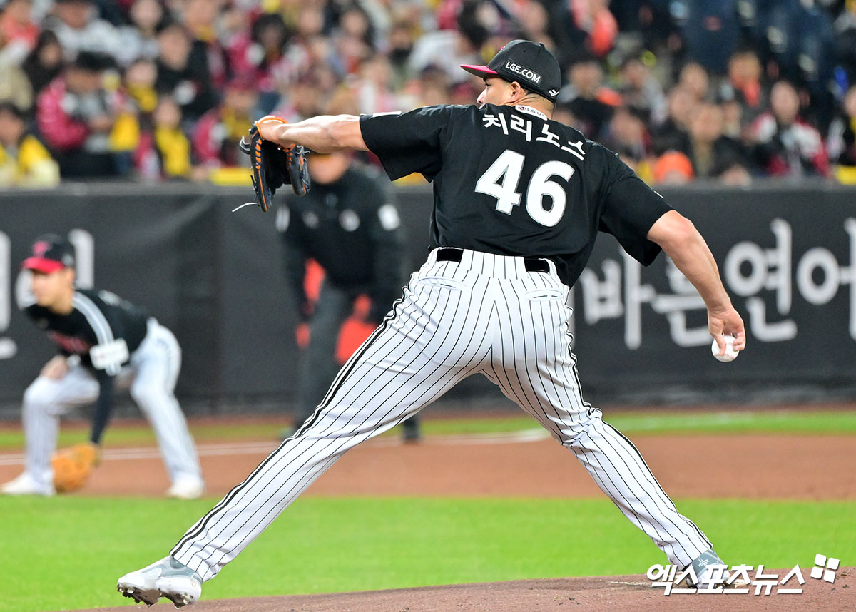  30일 오후 대전 한화생명 볼파크에서 열린 '2025 신한 SOL Bank KBO 한국시리즈' LG 트윈스와 한화 이글스의 4차전 경기, 1회말 LG 선발투수 치리노스가 공을 힘차게 던지고 있다. 대전, 김한준 기자