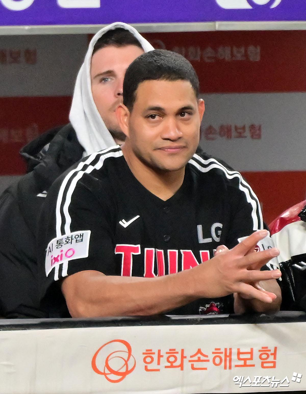 30일 오후 대전 한화생명 볼파크에서 열린 '2025 신한 SOL Bank KBO 한국시리즈' LG 트윈스와 한화 이글스의 4차전 경기, LG 치리노스가 경기를 지켜보고 있다. 대전, 김한준 기자