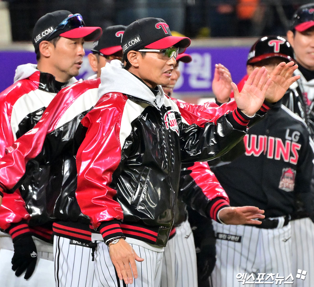 30일 오후 대전 한화생명 볼파크에서 열린 '2025 신한 SOL Bank KBO 한국시리즈' LG 트윈스와 한화 이글스의 4차전 경기에서 9회에만 6점을 뽑아낸 LG가 한화에 7:4 역전승을 거두며 통합우승에 단 1승만을 남겨뒀다. 경기종료 후 LG 선수들이 염경엽 감독과 하이파이브를 하고 있다. 대전, 김한준 기자