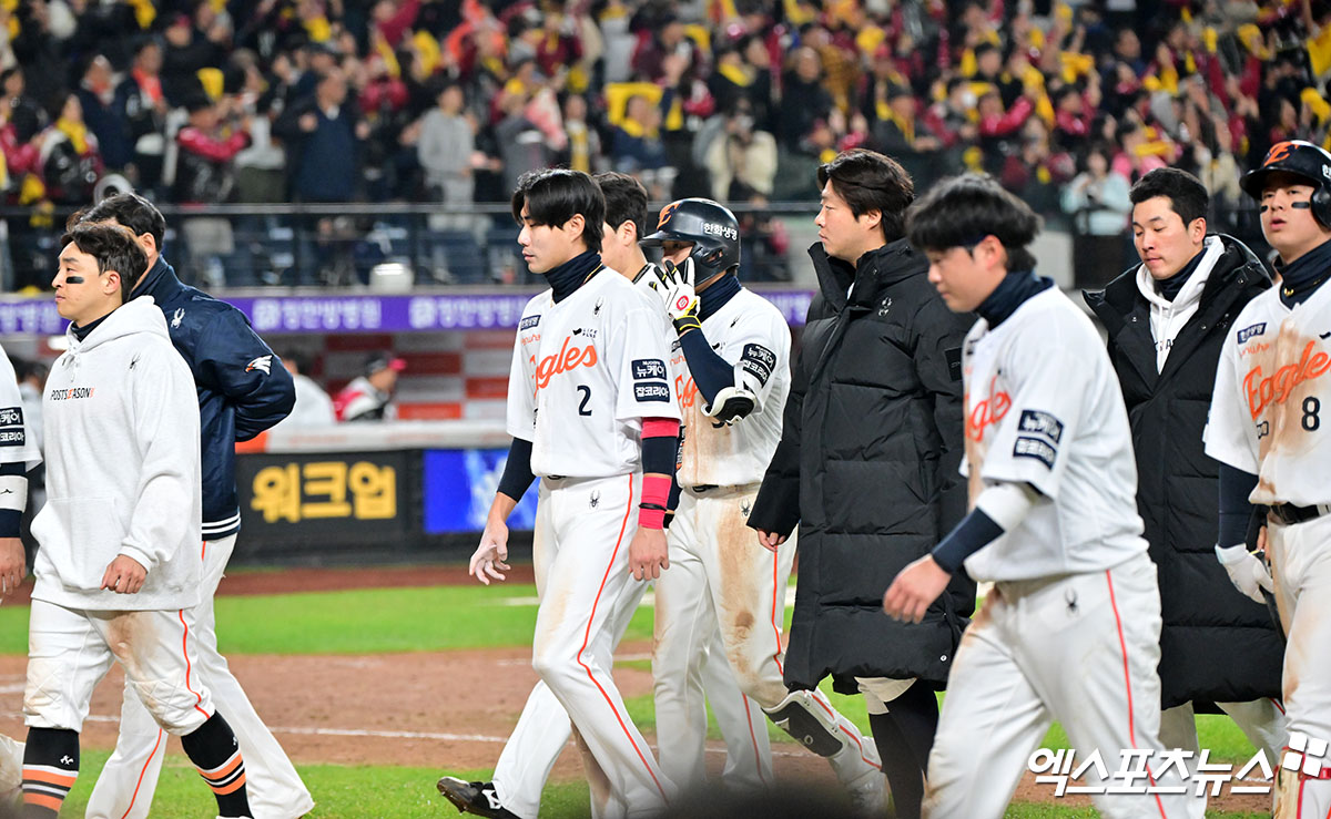 30일 오후 대전 한화생명 볼파크에서 열린 '2025 신한 SOL Bank KBO 한국시리즈' LG 트윈스와 한화 이글스의 4차전 경기에서 9회에만 6점을 뽑아낸 LG가 한화에 7-4 역전승을 거두며 통합우승에 단 1승만을 남겨뒀다. 경기종료 후 한화 선수들이 그라운드를 빠져나가고 있다. 대전, 김한준 기자