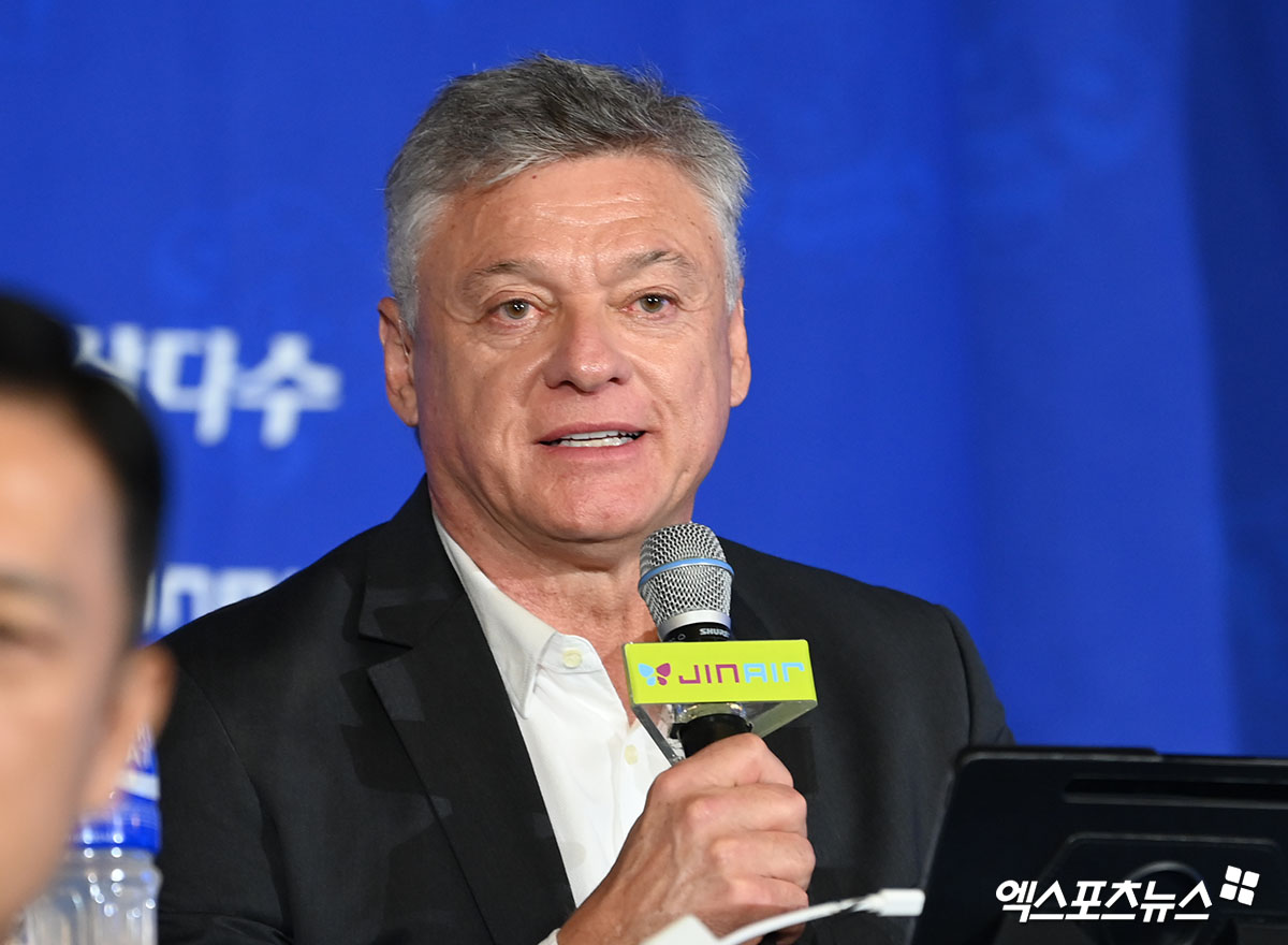 15일 오후 서울 강남구 호텔리베라 청담에서 열린 2025~2026 V-리그 남자부 미디어데이, 대한항공 헤난 달 조토 감독이 인사를 하고 있다. 엑스포츠뉴스 DB