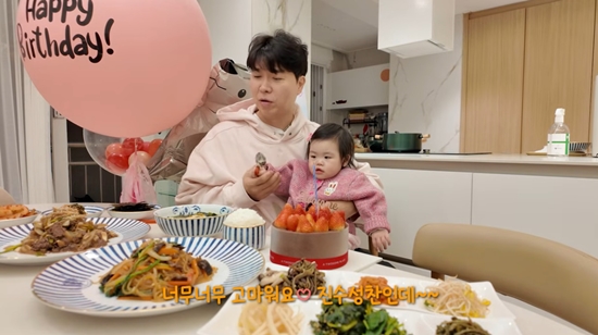 생일상을 받은 박수홍. 사진=유튜브 채널 '박수홍 행복해다홍'