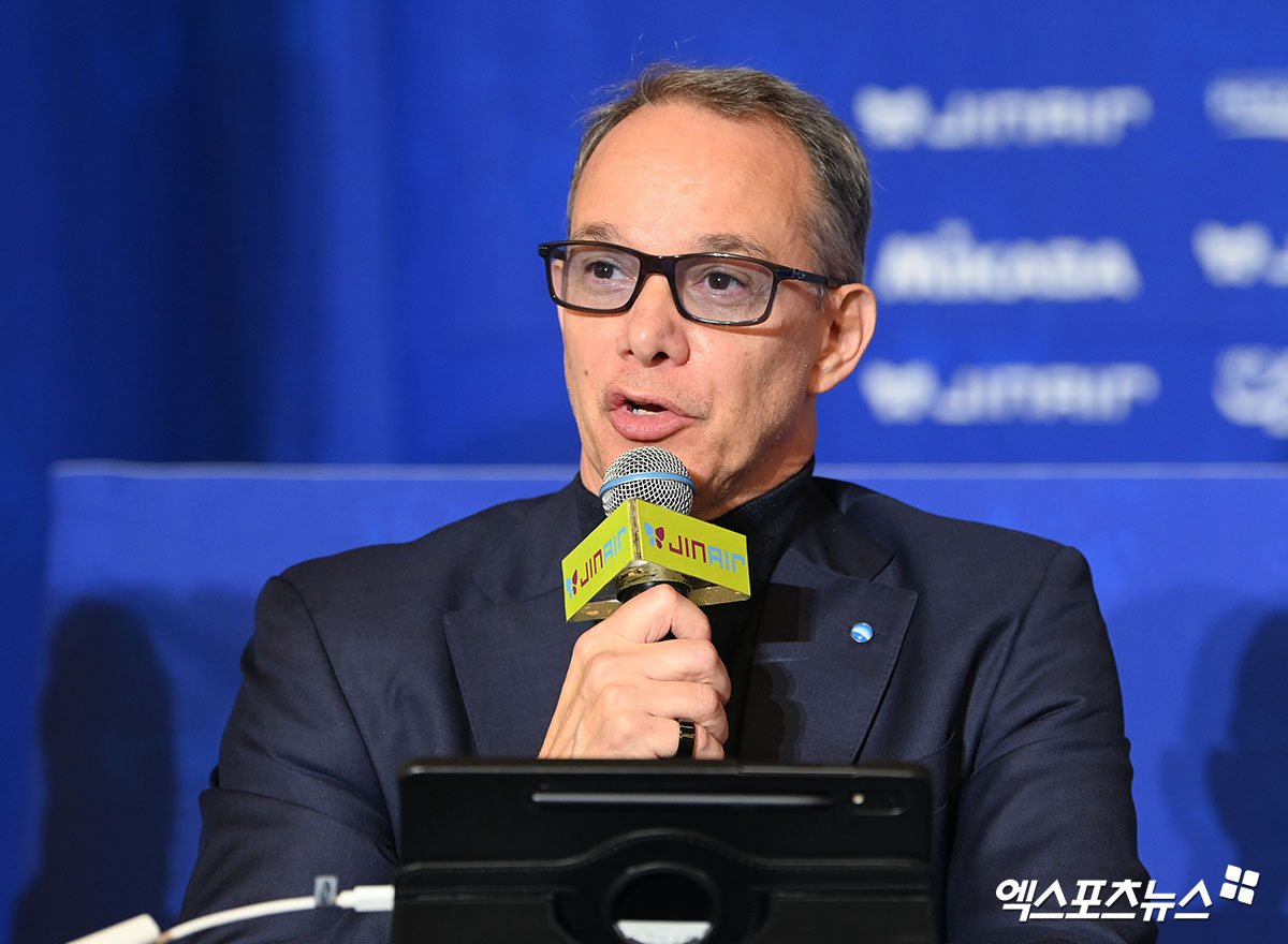 15일 오후 서울 강남구 호텔리베라 청담에서 열린 2025~2026 V-리그 남자부 미디어데이, 우리카드 마우리시오 파에스 감독이 인사를 하고 있다. 엑스포츠뉴스 DB