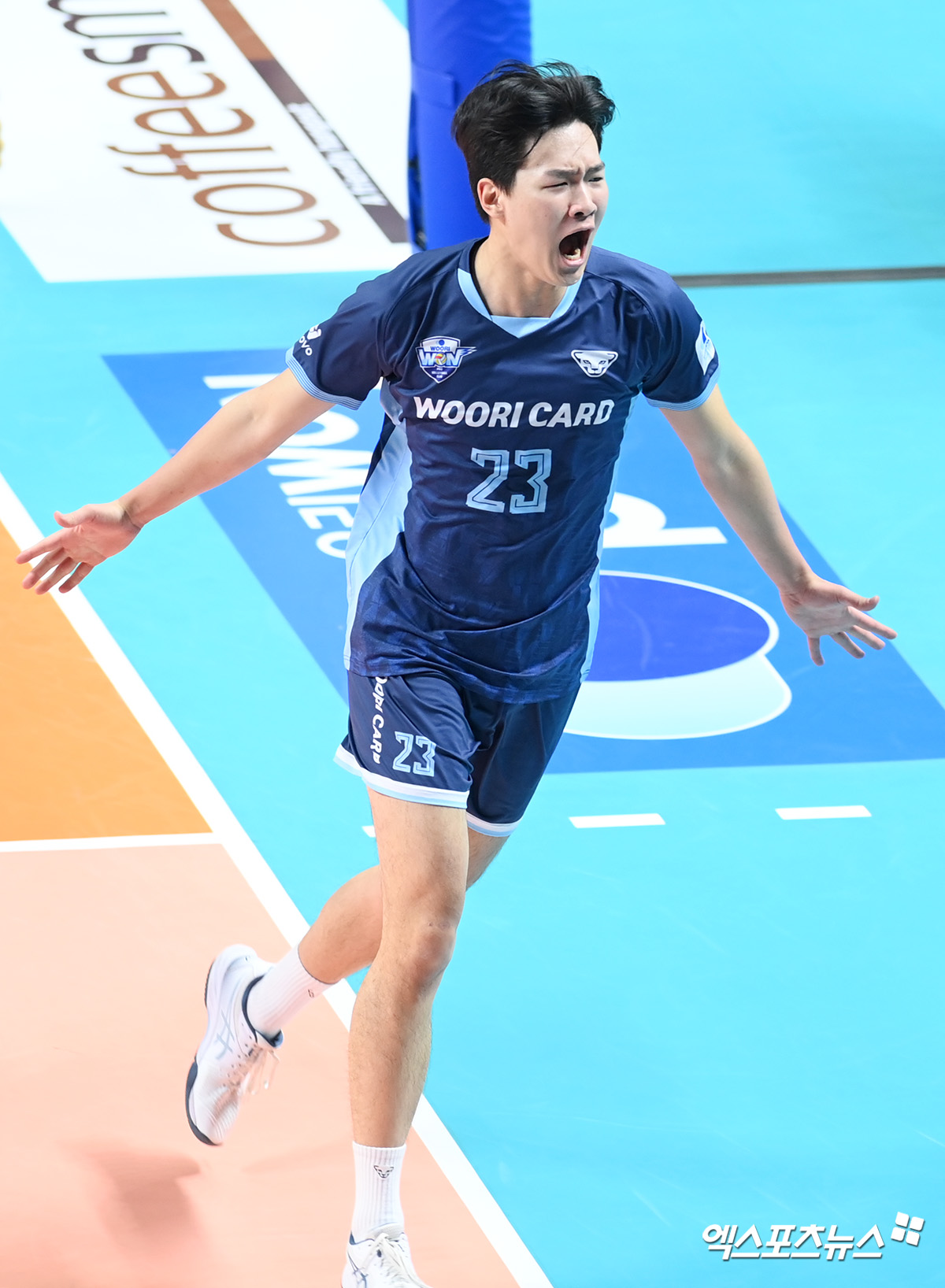 4일 오후 서울 장충체육관에서 열린 ‘도드람 2024-2025 V-리그’ 우리카드와 삼성화재의 경기, 우리카드 김형근이 득점한 뒤 기뻐하고 있다. 엑스포츠뉴스 DB