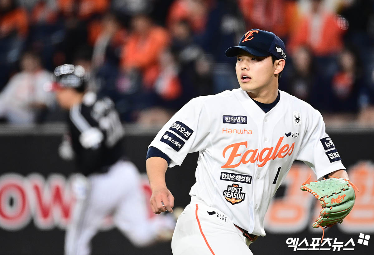 31일 오후 대전한화생명볼파크에서 열린 '2025 신한 SOL Bank KBO 한국시리즈' LG 트윈스와 한화 이글스의 경기에서 1회초 문동주가 적시타를 얻어맞은 뒤 다음 동작을 취하고 있다. 문동주는 1회를 마치고 조기 강판됐다. 이날 경기 전까지 시리즈 전적 1승3패를 기록 중인 한화는 5차전에서도 패할 경우, 26년 만의 우승 꿈이 실패로 끝난다. 대전, 김한준·박지영 기자