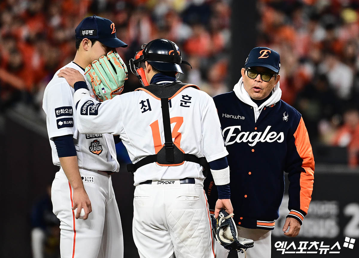 31일 오후 대전한화생명볼파크에서 열린 '2025 신한 SOL Bank KBO 한국시리즈' LG 트윈스와 한화 이글스의 경기에서 1회초 문동주가 적시타를 얻어맞은 뒤 양상문 투수코치와 대화하고 있다. 문동주는 1회를 마치고 조기 강판됐다. 이날 경기 전까지 시리즈 전적 1승3패를 기록 중인 한화는 5차전에서도 패할 경우, 26년 만의 우승 꿈이 실패로 끝난다. 대전, 김한준·박지영 기자