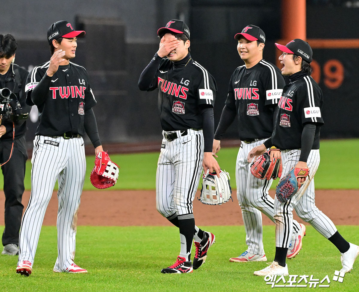  30일 오후 대전 한화생명 볼파크에서 열린 '2025 신한 SOL Bank KBO 한국시리즈' LG 트윈스와 한화 이글스의 4차전 경기, 9회에만 6점을 뽑아낸 LG가 한화에 7:4 역전승을 거두며 통합우승에 단 1승만을 남겨뒀다.  이날 경기에서 승리한 LG 박해민이 눈물을 흘리고 있다. 대전, 김한준 기자