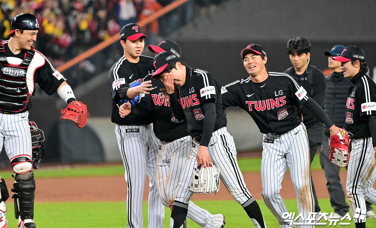  30일 오후 대전 한화생명 볼파크에서 열린 '2025 신한 SOL Bank KBO 한국시리즈' LG 트윈스와 한화 이글스의 4차전 경기, 9회에만 6점을 뽑아낸 LG가 한화에 7:4 역전승을 거두며 통합우승에 단 1승만을 남겨뒀다.  이날 경기에서 승리한 LG 박해민이 눈물을 흘리고 있다. 대전, 김한준 기자