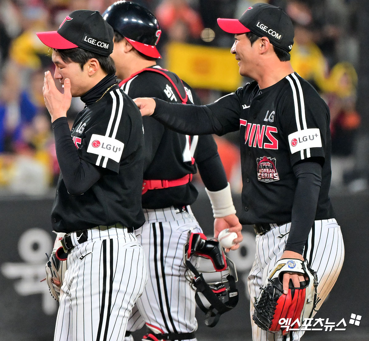  30일 오후 대전 한화생명 볼파크에서 열린 '2025 신한 SOL Bank KBO 한국시리즈' LG 트윈스와 한화 이글스의 4차전 경기, 9회에만 6점을 뽑아낸 LG가 한화에 7:4 역전승을 거두며 통합우승에 단 1승만을 남겨뒀다.  이날 경기에서 승리한 LG 박해민이 눈물을 흘리고 있다. 대전, 김한준 기자