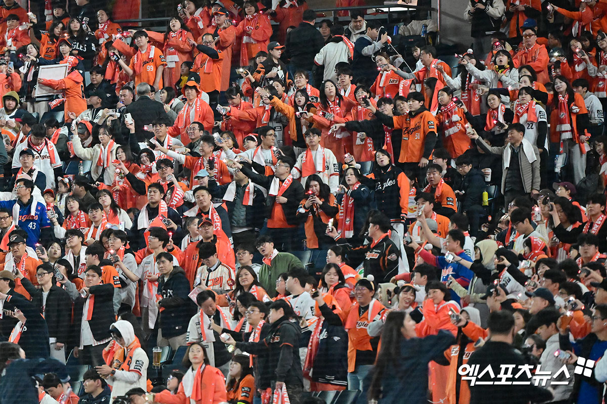 KBO는 31일 대전 한화생명 볼파크에서 열린 2025 신한 SOL Bank KBO리그 한화 이글스와 LG 트윈스의 한국시리즈(7전 4승제, LG 3승) 5차전에서 1만6750석이 모두 판매, 만원관중을 달성했다고 밝혔다. 사진 김한준, 박지영 기자