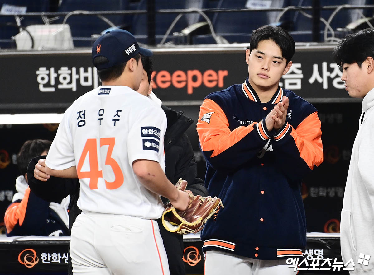 31일 오후 대전한화생명볼파크에서 열린 '2025 신한 SOL Bank KBO 한국시리즈' LG 트윈스와 한화 이글스의 경기, 4회초 무사 1루 한화 정우주가 교체되어 더그아웃으로 향하며 문동주의 격려를 받고 있다. 대전, 박지영 기자