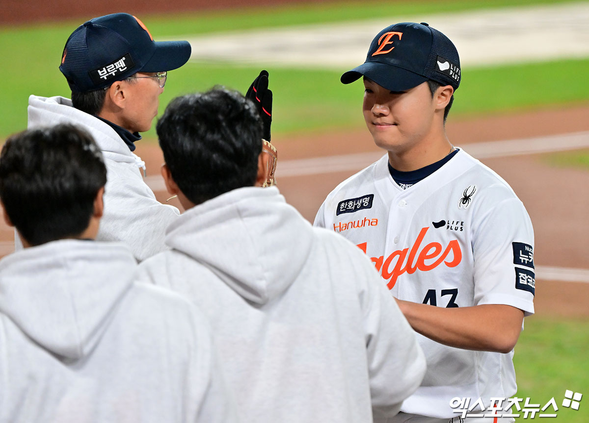 31일 오후 대전 한화생명 볼파크에서 열린 '2025 신한 SOL Bank KBO 한국시리즈' LG 트윈스와 한화 이글스의 5차전 경기, 2회초 수비를 마친 한화 정우주가 더그아웃으로 향하고 있다. 대전, 김한준 기자
