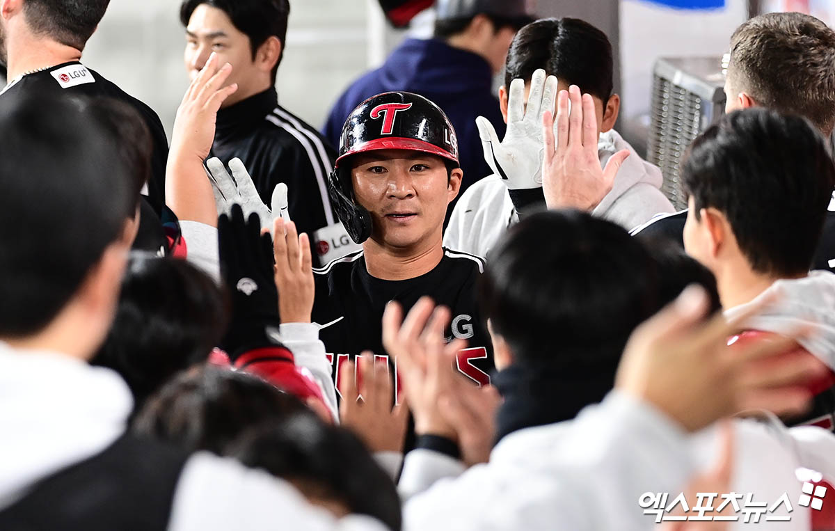 LG 트윈스 내야수 오지환이 31일 대전 한화생명 볼파크에서 열린 2025 신한 SOL Bank KBO 한국시리즈(7전 4선승제, LG 3승1패) 5차전에서 3회초 1타점 외야 희생 플라이를 기록했다. 사진 김한준, 박지영 기자