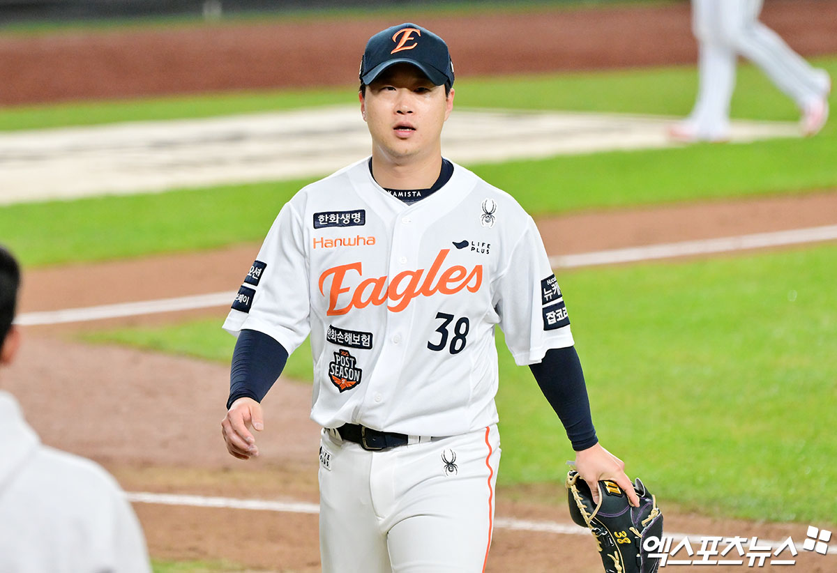 한화 이글스 우완 김종수가 31일 대전 한화생명 볼파크에서 열린 2025 신한 SOL Bank KBO 한국시리즈(7전 4선승제, LG 3승1패) 5차전에서 1이닝 1실점을 기록했다. 사진 김한준, 박지영 기자