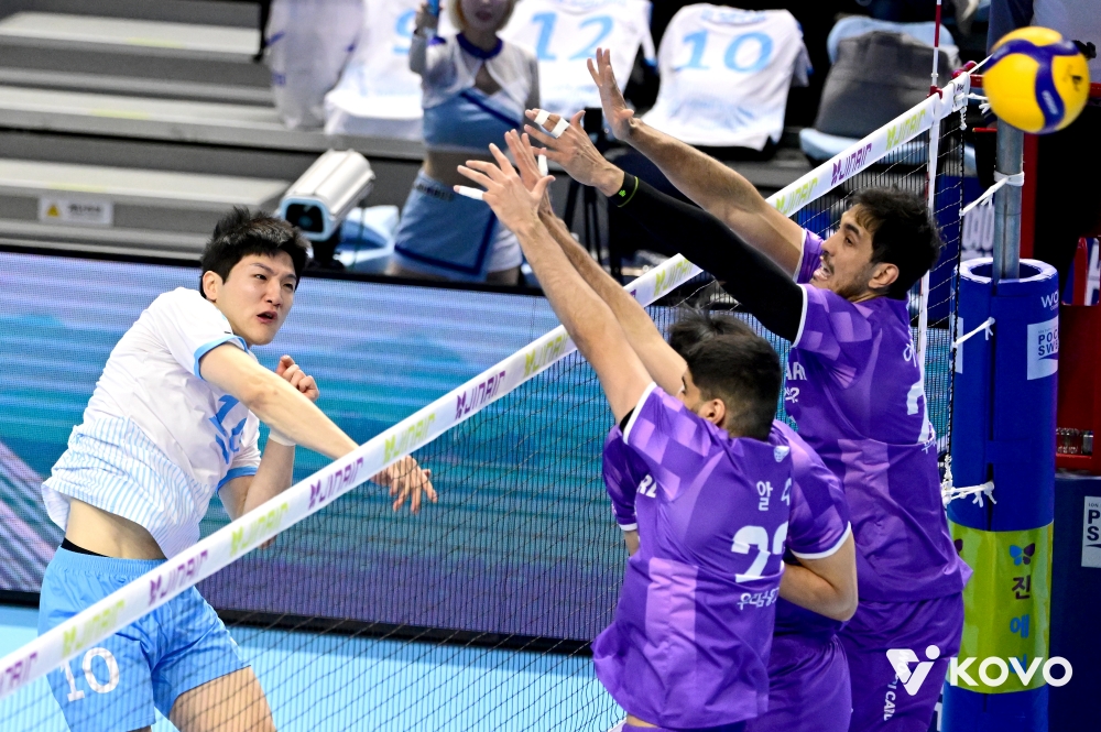 31일 오후 인천 계양체육관에서 열린 '진에어 2025-2026 V-리그' 남자부 1라운드 대한항공과 우리카드의 경기, 대한항공 정지석이 공격을 시도하고 있다. KOVO