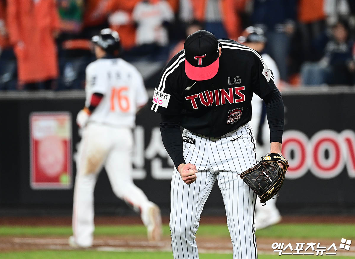 31일 오후 대전한화생명볼파크에서 열린 '2025 신한 SOL Bank KBO 한국시리즈' LG 트윈스와 한화 이글스의 경기, 7회말 무사 1루 LG 선발투수 톨허스트가 한화 하주석을 병살타로 돌려세운 뒤 기뻐하고 있다. 대전, 박지영 기자