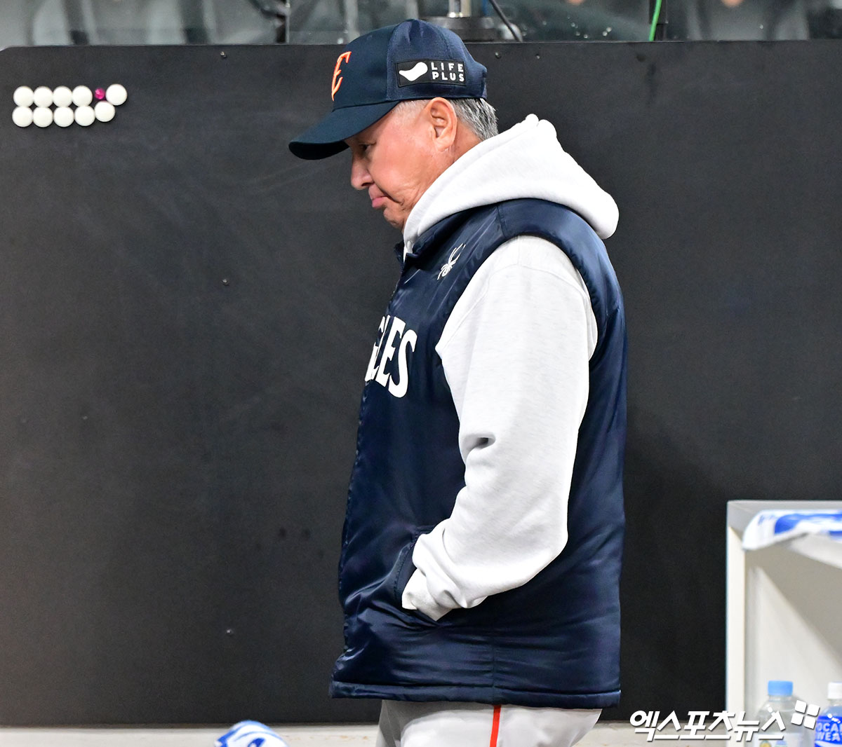 김경문 감독이 이끄는 한화 이글스가 31일 대전 한화생명 볼파크에서 열린 2025 신한 SOL Bank KBO 한국시리즈(7전 4승제, LG 3승1패) 5차전에서 LG 트윈스에 1-4로 패배, 준우승에 머물렀다. 김 감독이 어두운 표정으로 라커룸에 서 있다. 대전, 김한준·박지영 기자