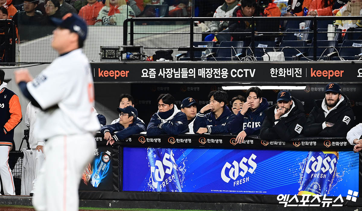 김경문 감독이 이끄는 한화 이글스가 31일 대전 한화생명 볼파크에서 열린 2025 신한 SOL Bank KBO 한국시리즈(7전 4승제, LG 3승1패) 5차전에서 LG 트윈스에 1-4로 패배, 준우승에 머물렀다. 한화 선수들이 더그아웃에서 침통한 표정으로  경기를 바라보고 있다. 대전, 김한준·박지영 기자