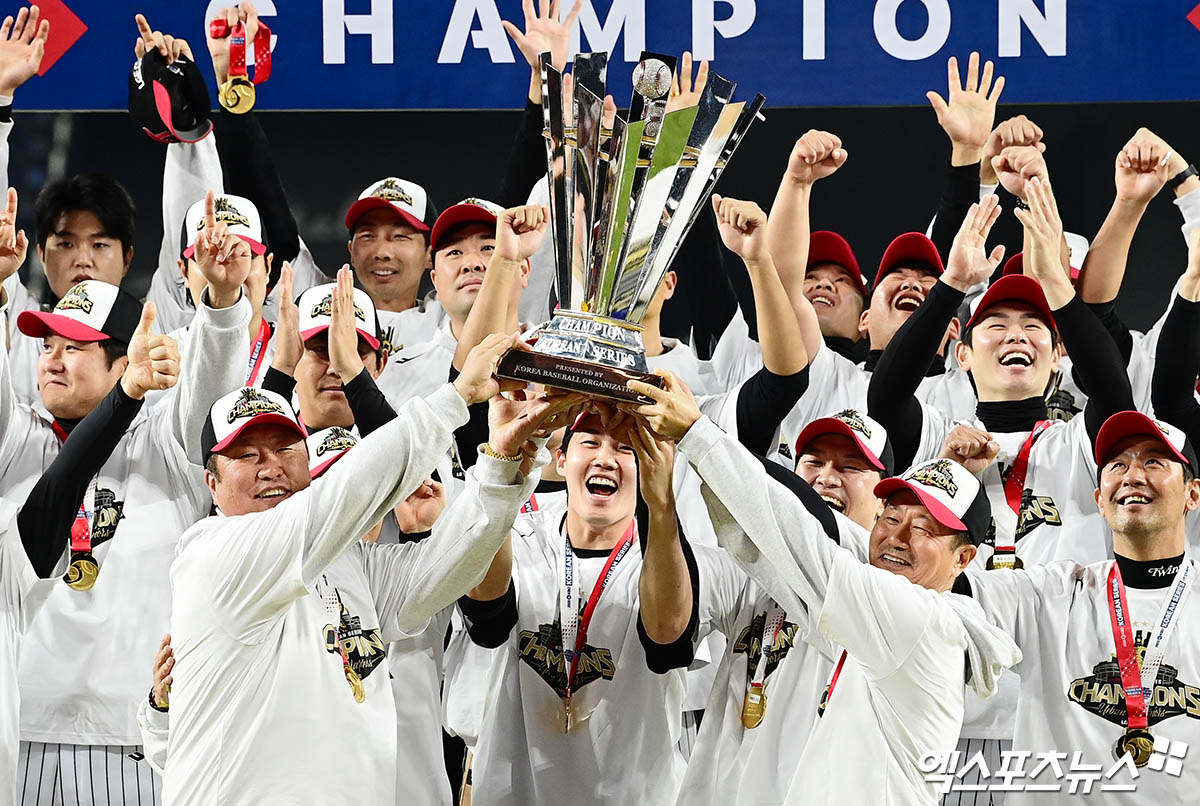 31일 오후 대전한화생명볼파크에서 열린 '2025 신한 SOL Bank KBO 한국시리즈' LG 트윈스와 한화 이글스의 경기, LG가 선발투수 톨허스트의 7이닝 1실점 완벽투에 힘입어 4:1의 스코어로 승리하며 시리즈 전적 4승1패로 통합우승을 이뤘다. 경기 종료 후 LG 차명석 단장과 염경엽 감독, 임찬규, 박해민, 김인석 대표이사가 우승 트로피를 들어올리고 있다. 대전, 박지영 기자