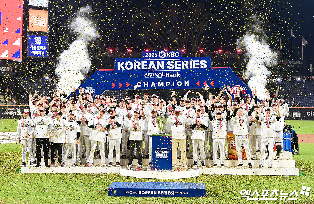 31일 오후 대전한화생명볼파크에서 열린 '2025 신한 SOL Bank KBO 한국시리즈' LG 트윈스와 한화 이글스의 경기, LG가 선발투수 톨허스트의 7이닝 1실점 완벽투에 힘입어 4:1의 스코어로 승리하며 시리즈 전적 4승1패로 통합우승을 이뤘다. 경기 종료 후 LG 선수들이 우승 세리머니를 하고 있다. 대전, 박지영 기자