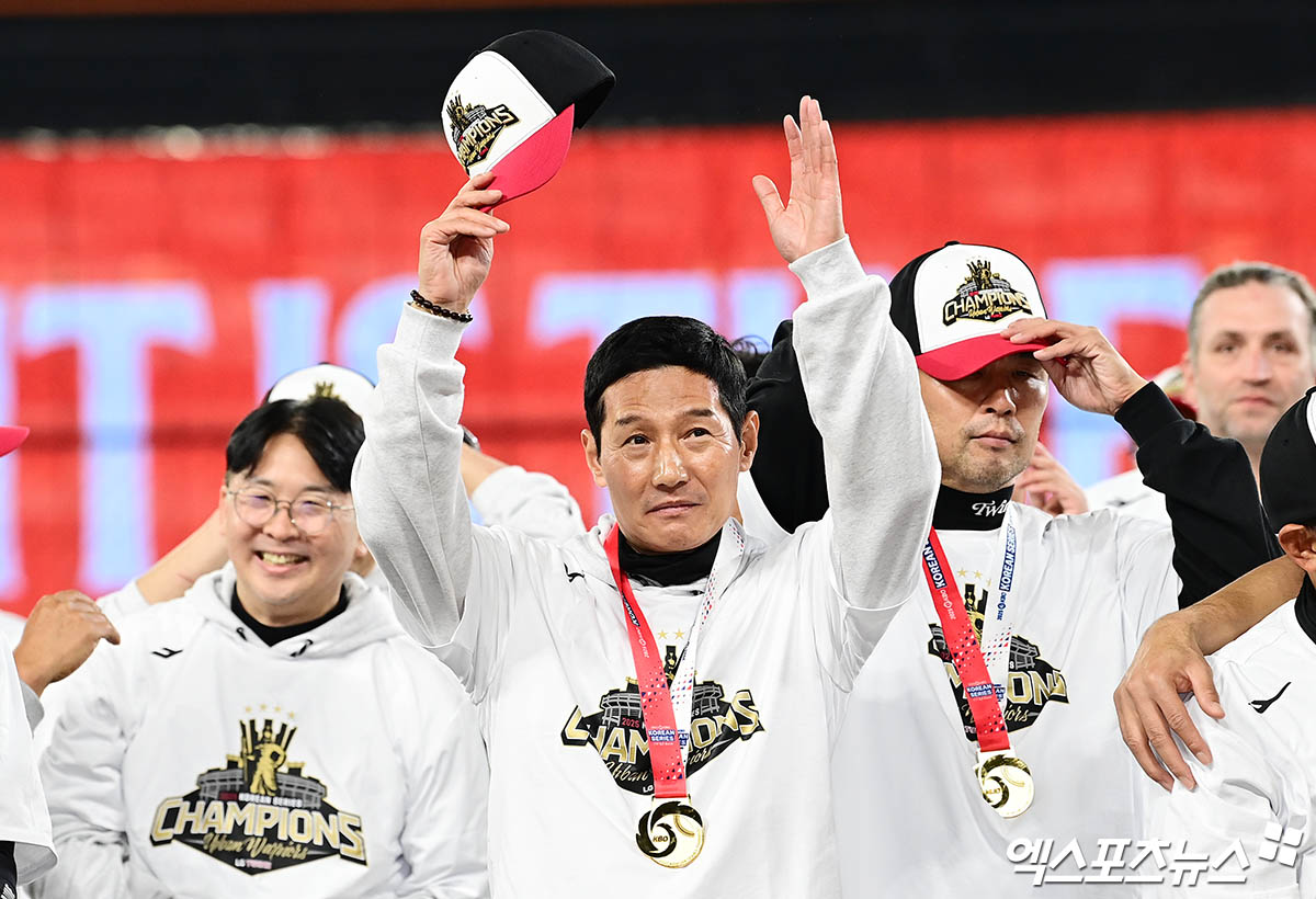 염경엽 LG 트윈스 감독이 31일 대전 한화생명 볼파크에서 열린 2025 신한 SOL Bank KBO 한국시리즈(7전 4승제, LG 3승1패) 5차전에서 한화 이글스를 4-1로 꺾고 팀 우승을 이끌었다. 대전, 김한준·박지영 기자