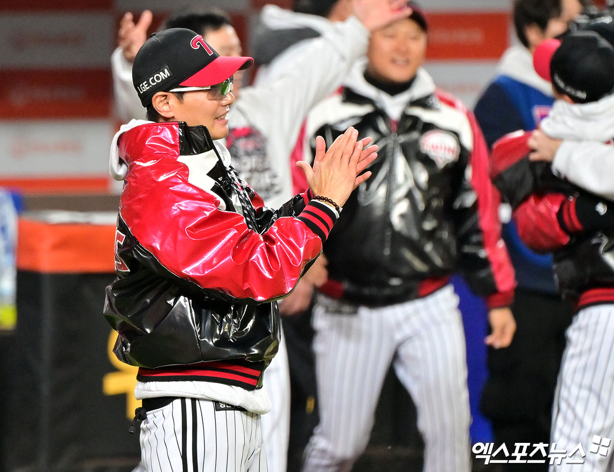 염경엽 LG 트윈스 감독이 31일 대전 한화생명 볼파크에서 열린 2025 신한 SOL Bank KBO 한국시리즈(7전 4승제, LG 3승1패) 5차전에서 한화 이글스를 4-1로 꺾고 팀 우승을 이끌었다. 대전, 김한준·박지영 기자