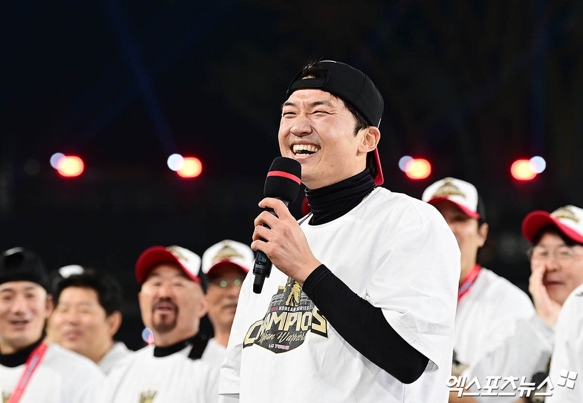 31일 오후 대전한화생명볼파크에서 열린 '2025 신한 SOL Bank KBO 한국시리즈' LG 트윈스와 한화 이글스의 경기, LG가 선발투수 톨허스트의 7이닝 1실점 완벽투에 힘입어 4:1의 스코어로 승리하며 시리즈 전적 4승1패로 통합우승을 이뤘다.  경기 종료 후 LG 박해민이 우승 소감을 전하고 있다. 대전, 박지영 기자