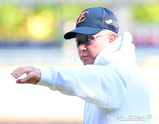 김경문 감독 ‘선수들과 인사’[포토]