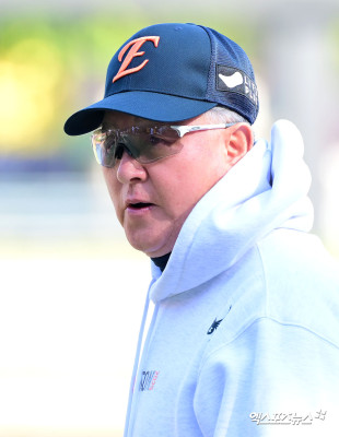 김경문 감독 ‘훈련 지켜보며’[포토]